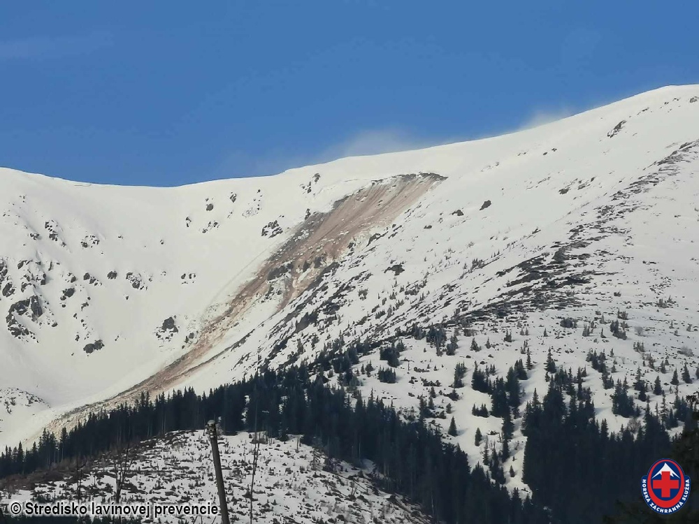 Nízke Tatry, základová lavína z Bôrov zo stredy

