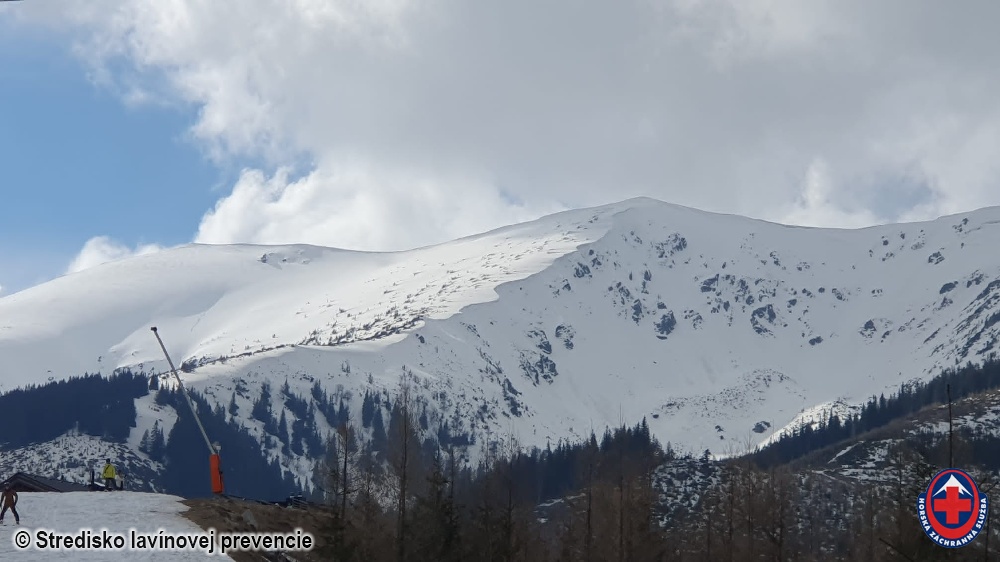 Nízke Tatry, základová lavína z Bôrov ešte v utorok nepadla, viditeľná nátrž

