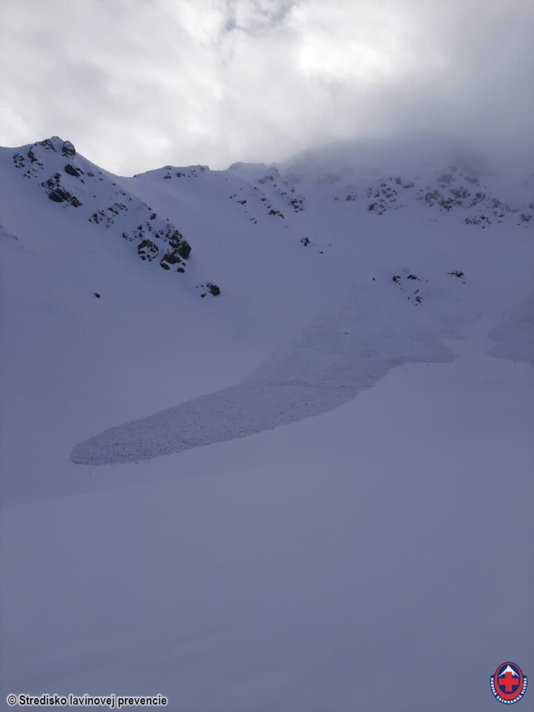 Nízke Tatry, lavína z mokrého snehu spadla z pondelka na utorok