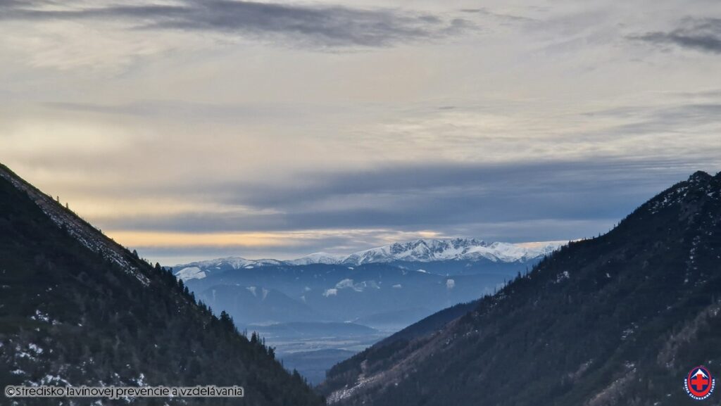 2025-12-17 Zapadne Tatry, pohlad na Nizke Tatry z Rackovej doliny