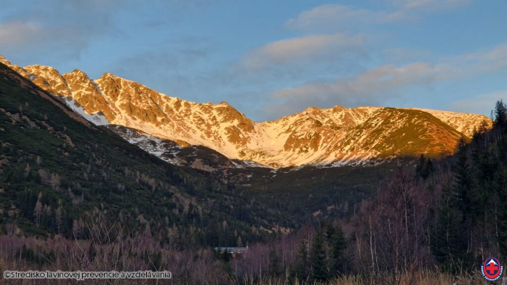 2025-12-18 Zapadne Tatry, pohlad na splaz v Smutnom sedle