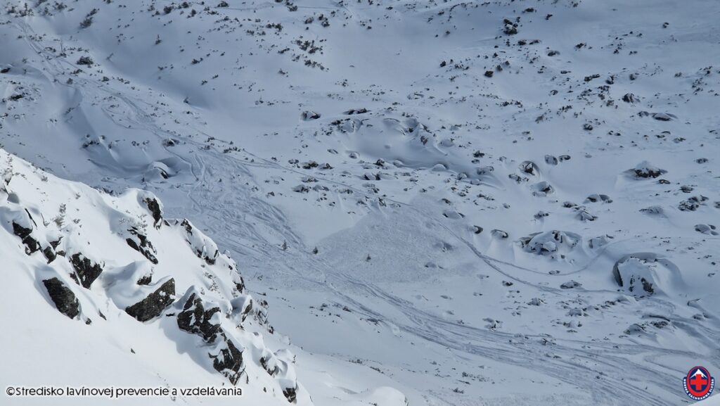2026-01-12, Nízke Tatry, Chopok, Lukovský kotol, nános lyžiarom uvoľnenej lavíny