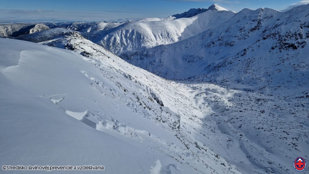 2026-01-12, Nízke Tatry, Chopok, Lukovský kotol, odtrh lyžiarom uvoľnenej lavíny