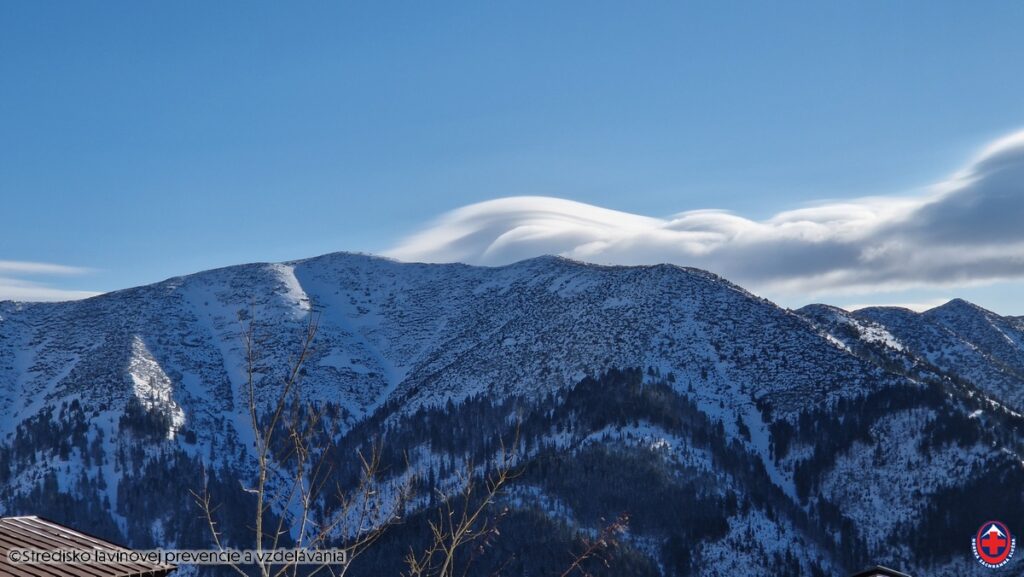 2026-01-12, Nízke Tatry, Lenticularis nad Nízkymi Tatrami - veterné počasie