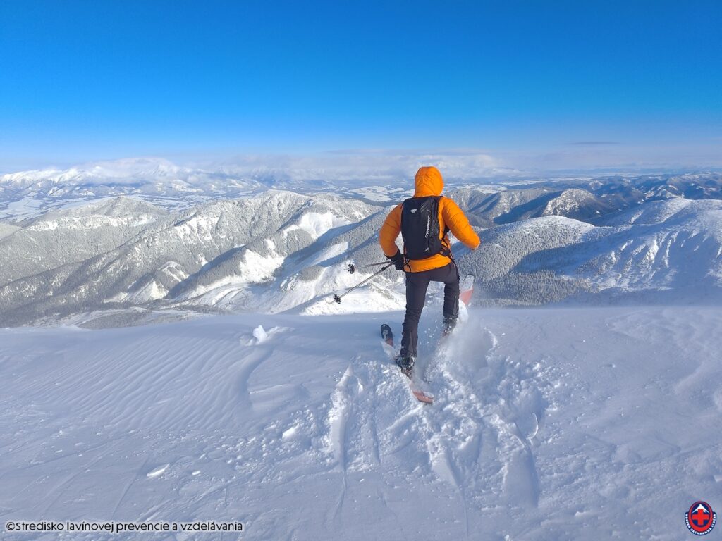 2026-01-12, Nízke Tatry, pohľad na NT a VT, pracvník SLPaV kontroluje Lukovský kotol