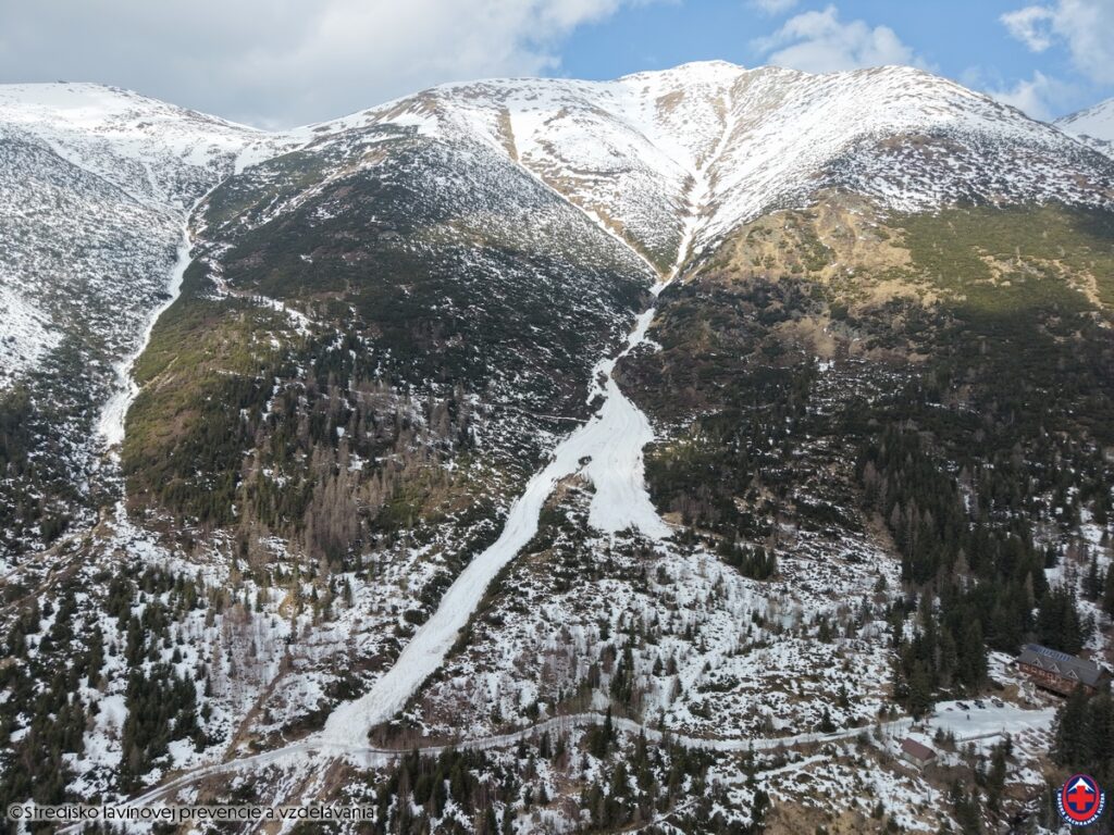 2026_03_12 Západné Tatry, Príslop. nános a dráha lavíny, ktorá zasiahla cestu