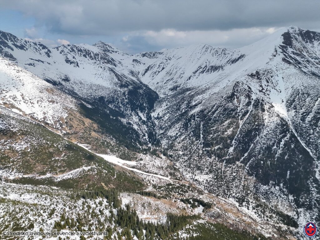 2026_03_12 Západné Tatry, Smutný pohľad na Žiarsku dolinu v marci, kedy obyčajne výška snehovej pokrývky kulminovala